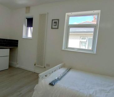 House of multiple occupation to rent - Photo 3