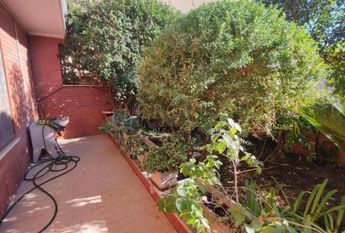 Monteverde Vecchio-Terrace: Furnished 2 Bedroom, 2 Bath, spacious kitchen, living, large private terrace and garden. Bright, silent, near shops, services and transport, located on a quite street in a well kept building. Possible parking. Ref 2375