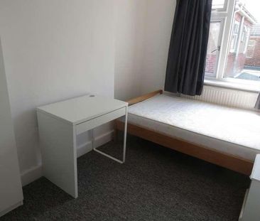 Bedroom Semi Detached House In Winton, BH9 - Photo 5