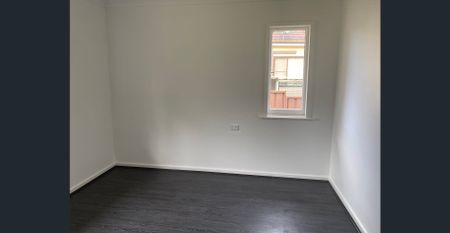 Nearly New Renovation 3-bedroom house, Only few minus drive to Regents park station & Lidcombe Station. - Photo 4