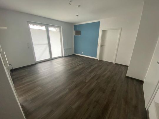 Große 2 ZKB mit Einbauküche, Gäste WC und HWR zu vermieten - Photo 1