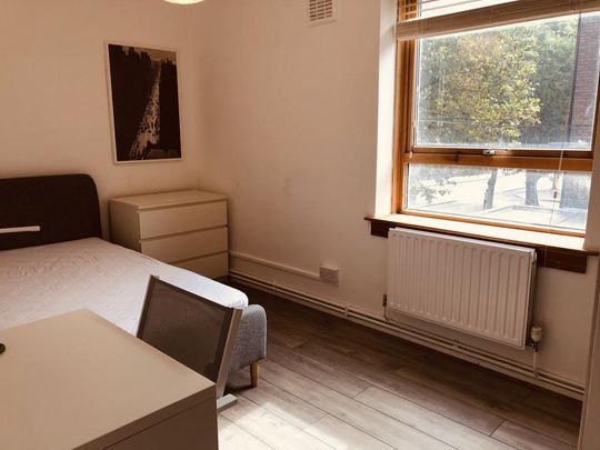 1 bedroom in a flat share to rent - Photo 1