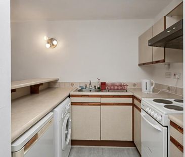 Saxon Close, Surbiton, KT6 - Photo 2