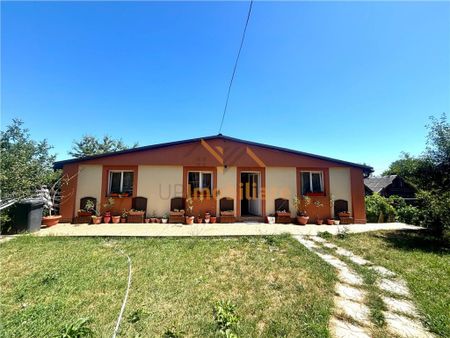 CASA INCHIRIAT 9 CAMERE/ BAI PERSONALE/TERASA/LOC DE PARCARE - Fotografie 5