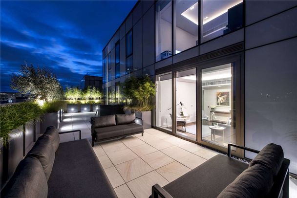 Immaculate three bedroom apartment with West facing roof terrace - Photo 1