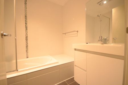 2 Bedroom Garden Apartment&excl; - Photo 5