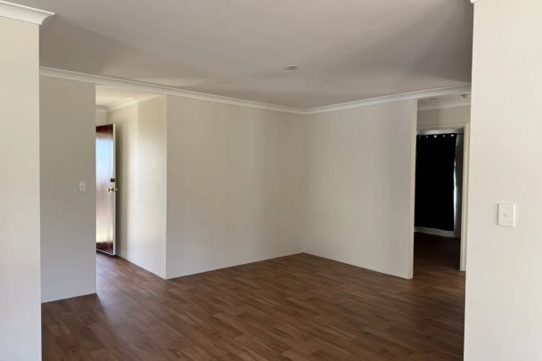 Freshly painted, new flooring & lawnmowing included! - Photo 1