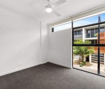 Extra Large Designer Style 3 Storey Terrace Home - Photo 4