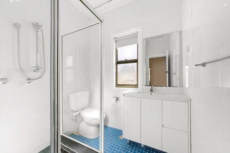 Perfectly Located Three Bedroom Family Home with Air Conditioning! - Photo 4