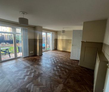 SPACIOUS THREE BEDROOM HOME IN POPULAR SOUGHT AFTER AREA JUST BECOM... - Photo 2