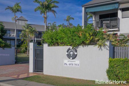 CITY CENTRE EXECUTIVE APARTMENTS WITH WATER VIEWS! - Photo 4