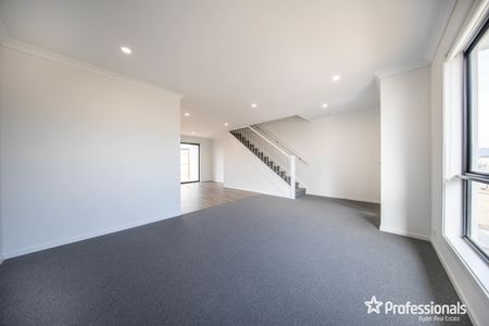 18 Dawson St, Thornhill Park VIC 3335 - Photo 2