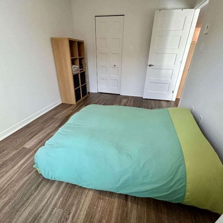 Cession de bail Longueuil - 3 1/2 (1 ch + bureau) - Lumineux - Plusieurs inclusions - Stationnement - Photo 1