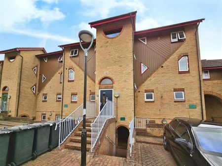 1 Bedroom Flat to Rent in Yarwell Court, Highfield Crescent, Kettering, Northamptonshire, NN15 - Photo 3