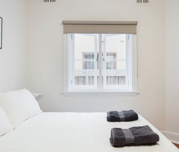 SPACIOUS, 3 BEDROOM APARTMENT IN FANTASTIC LOCATION - Photo 6