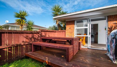 Warm & Sunny 2-Bedroom Home - Photo 2