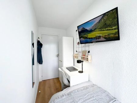 Calle de Ayllón, Madrid, Community of Madrid 28024 - Photo 3