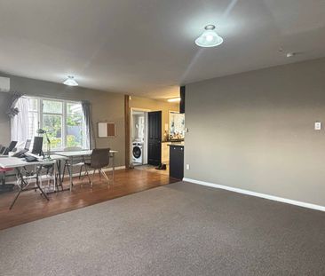 Spacious Living - Photo 3