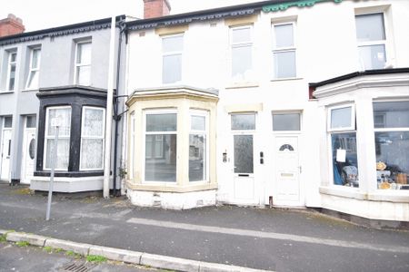 To Let 2 Bed Ground Floor Flat - Photo 3