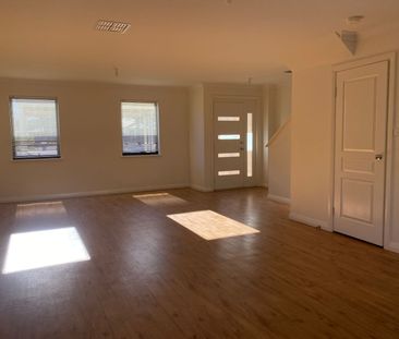 Neat and Tidy Town House in Prime Location! - Photo 1