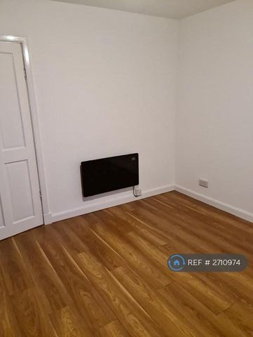 3 bedroom flat to rent - Photo 5