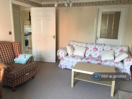 1 bedroom in a house share to rent - Photo 2