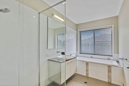 Stunning Family Home with Ducted Air Conditioning and Pool! - Photo 5