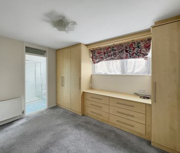 This property in Harston offers a spacious open-plan living and din... - Photo 3