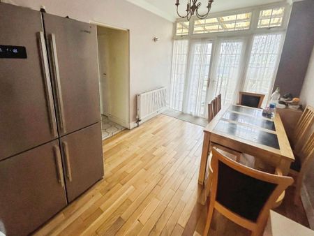 4 bedroom semi-detached house to rent - Photo 3