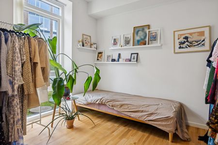 <b>Topklasse 3-værelses lejlighed med terrasse, have og egen parkeringsplads</b><br> - Foto 5