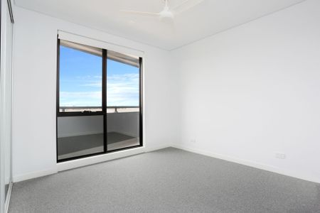 Chic bright and spacious living - Photo 2