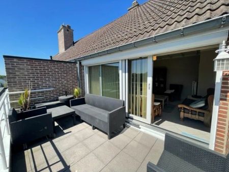 Prachtig ruim dakappartement met 2 slaapkamers, zonnig terras en garage. - Foto 2