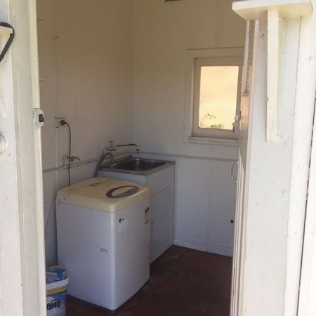 For Rent - One Bedroom Semi House with Parking - Photo 4