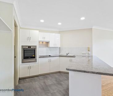 Beautifully renovated two Bedroom Unit in perfect Location! - Photo 1