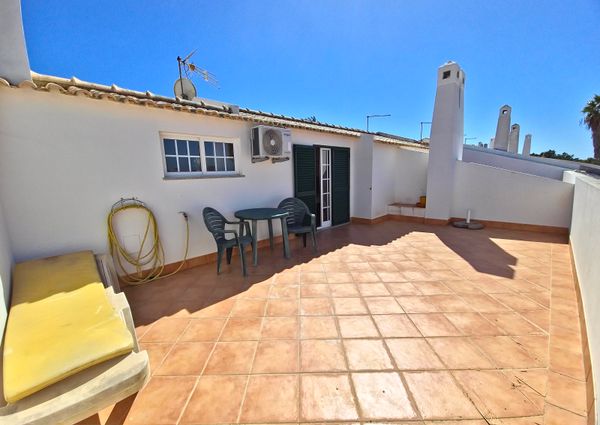 Moradia com piscina, jardim, totalmente equipada e mobilada