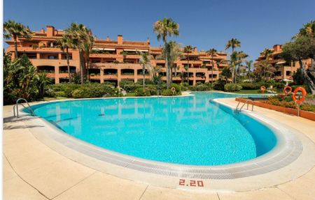 Middle Floor Apartment in Puerto Banús - Photo 3