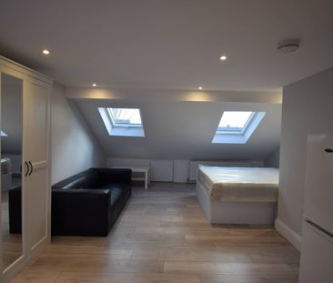 Self contained studio flat close to east ham station- - Photo 3