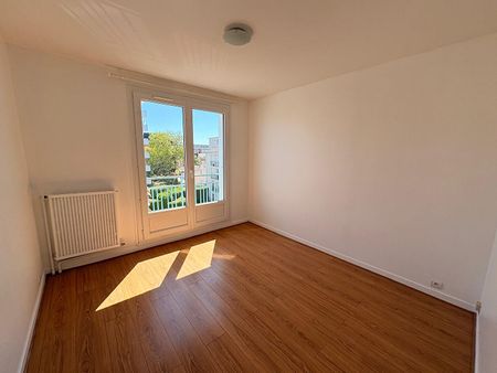 À LOUER T2 avec balcon, cave et parking - Résidence sécurisée - Photo 4