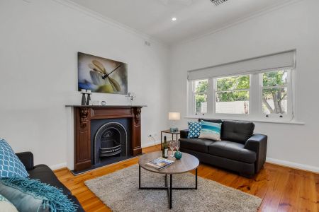 Stone fronted four bedroom family residence with dual access - Photo 4