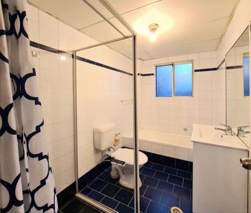 Conveniently Located Apartment Close to Shops and Station - Photo 5