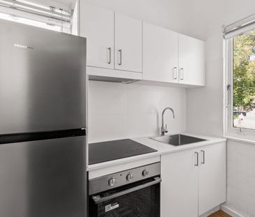 Light-filled apartment in vibrant village setting - Photo 2