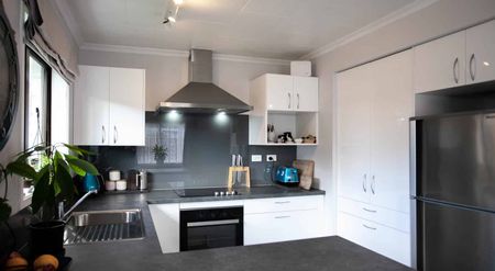 Tidy Home Close to Town - Photo 3