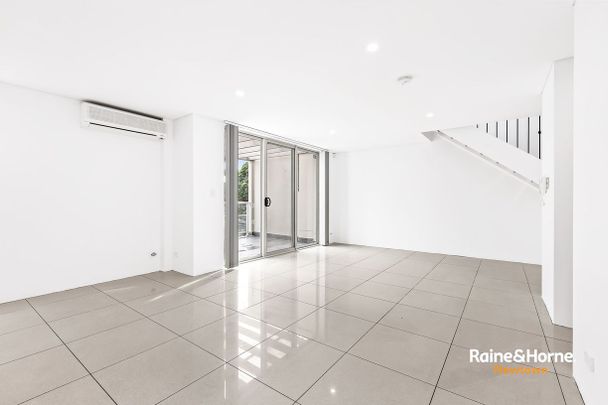SPLIT LEVEL TWO BEDROOM APARTMENT WITH STUNNING DISTRICT VIEWS. - Photo 1