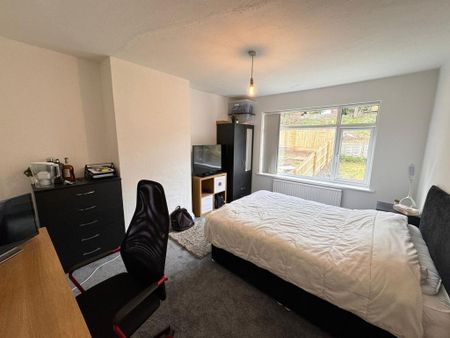 4 bedroom semi-detached house to rent - Photo 2