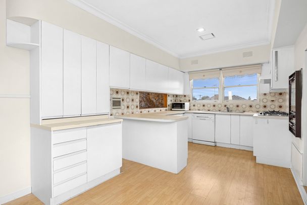 Retro Gem - Refurbished Three Bedroom Home - Photo 1