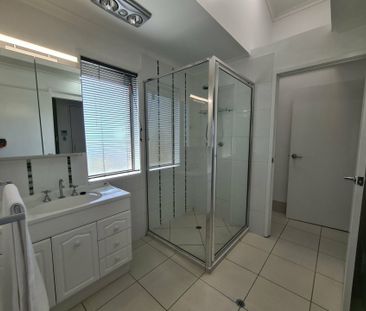 Fully Furnished Townhouse in Gladstone CBD - Photo 1