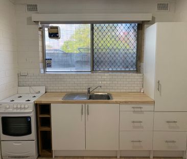 Tidy 2 Bedroom Ground Floor Unit - Photo 2