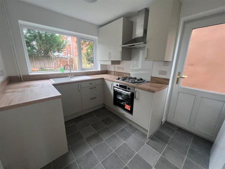 3 bedroom semi-detached house to rent - Photo 2
