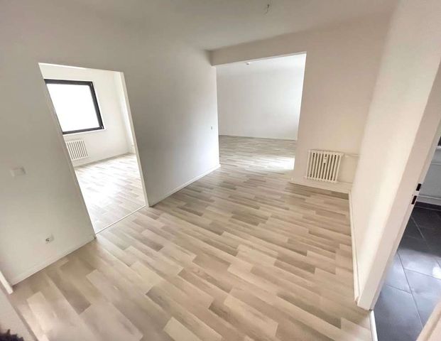 Einziehen und Wohlf&uuml;hlen - sch&ouml;ne 3-Zimmer Wohnung mit Laminatfu&szlig;boden und Balkon! - Photo 1