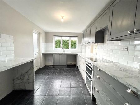 4 bedroom detached house to rent - Photo 2